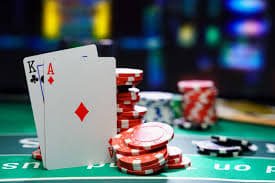Tampilan meja Texas Poker biru777 dengan kartu komunitas dan area betting pemain